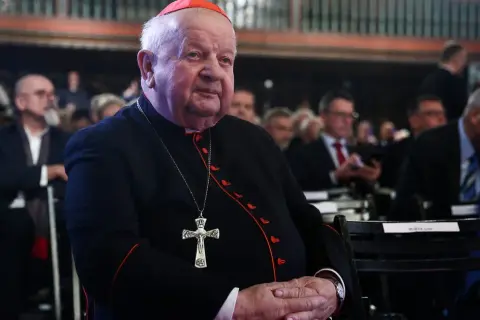 Kardynał Stanisław Dziwisz: Jego wpływ na Kościół i historię Polski