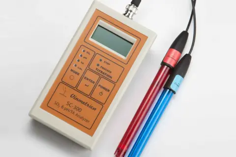 Analizator Vinmetrica SC-300 z elektrodami do pomiaru SO₂, pH i TA. Idealny, by dowiedzieć się, jak zmierzyć kwasowość wina.