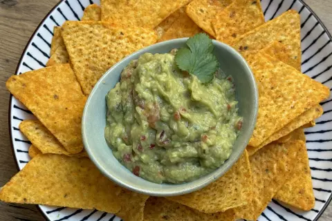 Idealne guacamole: jak zrobić i przechowywać, by nie ściemniało?