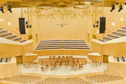 Interior moderno de un auditorio de madera, listo para grandes conciertos en el auditorio Zaragoza.