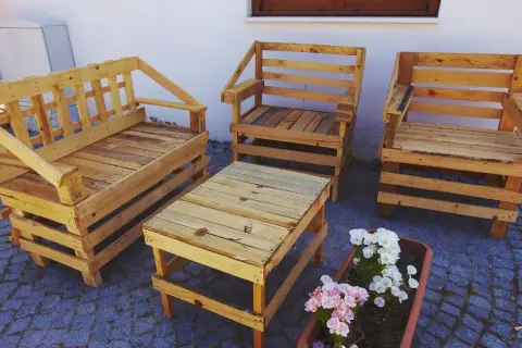 Meble z palet jak zrobić samemu – proste kroki i praktyczne porady