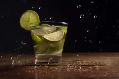 ¿Qué pedir sin gas en un bar? ¡Explora opciones más allá del refresco!