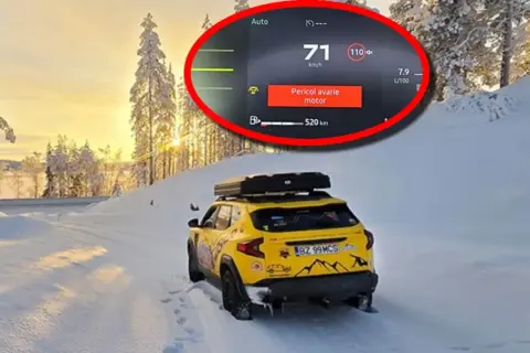 Gul Dacia Dokker med takbox på snöig väg. Varningslampan "Pericol avarie motor" lyser, ett tydligt Dacia Dokker problem.