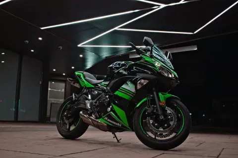 Kawasaki Ninja verde y negra, lista para la reparacion plasticos moto.