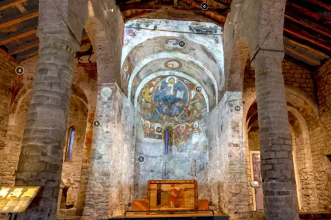 Interior de iglesias románicas del Vall de Boí. Frescos medievales en el ábside y altar.