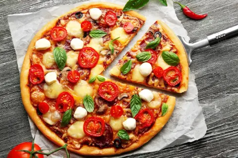 Kto wymyślił pizzę? Odkryj fascynującą historię jej powstania
