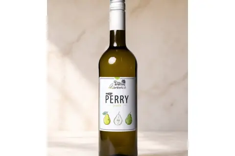 Butelka perry alkoholowego z etykietą "nasze PERRY Gruszka" i rysunkami gruszek.