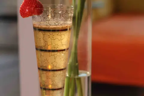 Ein Glas prickelnder Champagner mit Erdbeeren, bereit für einen besonderen Anlass.