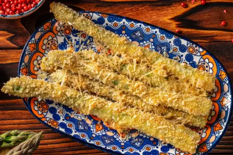 Chrupiące szparagi w panierce z parmezanem, idealne do wypróbowania w ramach nowych szparagi przepisów.