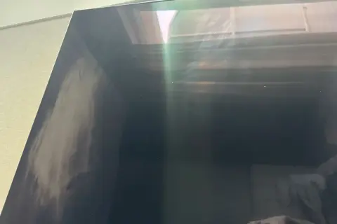 Zastanawiasz się, czym umyć ekran telewizora? Na zdjęciu widać zabrudzony ekran z widocznymi smugami i kurzem, który wymaga czyszczenia.
