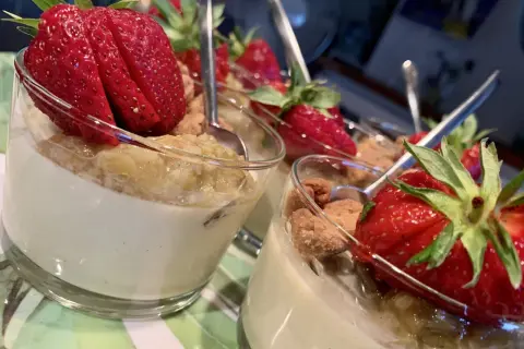 Fluffig pannacotta med rabarber och färska jordgubbar i glas. En perfekt sommardessert.