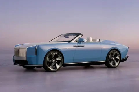 Błękitny kabriolet Rolls-Royce z białym wnętrzem. Luksusowy, nowoczesny design. Zastanawiasz się nad rolls royce cena?