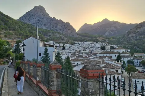 Atardecer sobre los blancos pueblos de la sierra de Grazalema, con imponentes montañas de fondo.