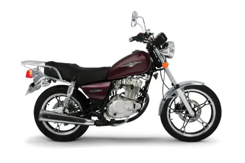 Ciemnoczerwony motocykl Suzuki Intruder 125 na białym tle.