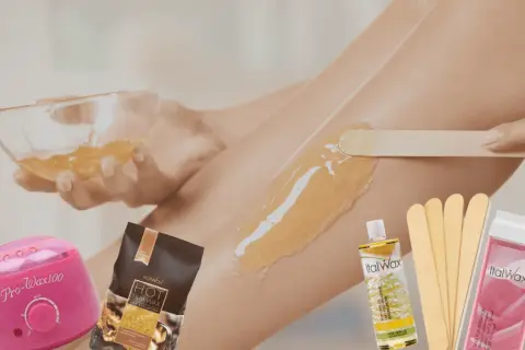 Domowa depilacja woskiem: podgrzewacz, wosk w granulacie i roll-on, szpatułki i olejek po zabiegu.