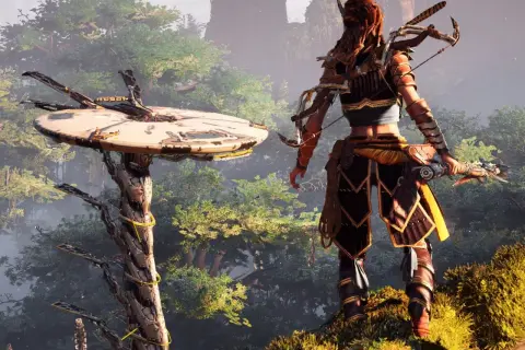 Aloy z łukiem stoi na wzgórzu, patrząc na maszynę w lesie. To kluczowy moment w Horizon Zero Dawn poradnik.