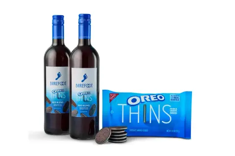 Dwie butelki wina Barefoot Red Blend i paczka ciastek Oreo Thins. Idealne połączenie dla miłośników słodkości i dobrego trunku, czyli wino ze stopą i chrupiące ciasteczka.
