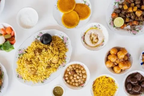 Pyszne dania, jak ryż z kurczakiem, falafel, hummus i słodkości. To wszystko może być halal, co to znaczy? To jedzenie przygotowane zgodnie z zasadami islamu.