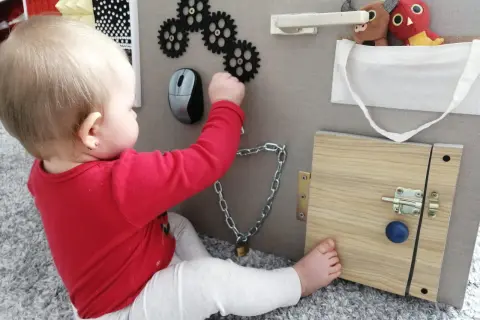 Tablica manipulacyjna DIY: Jak stworzyć idealną zabawkę dla dziecka?