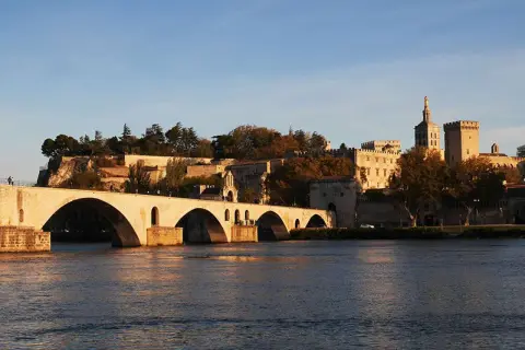 Most św. Benezeta w Awinionie nad rzeką Rodan, z widocznym Pałacem Papieskim w tle.