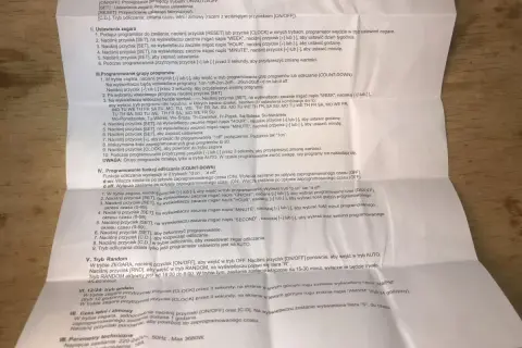 Instrukcja jak ustawić programator czasowy elektroniczny. Opisuje funkcje zegara, programowanie grup, odliczanie i tryb losowy.