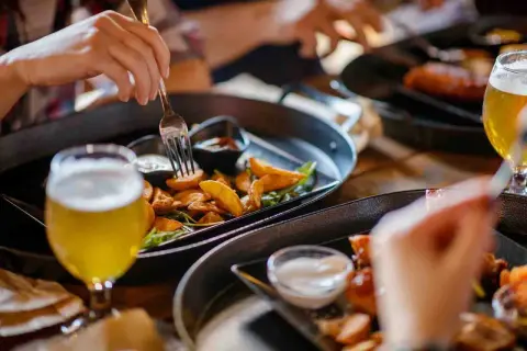 Disfrutando de patatas y cerveza en un gastro bar.
