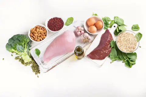 Produkty bogate w selen: wątróbka, jajka, brokuły, migdały, czosnek, płatki owsiane, szpinak, fasola.