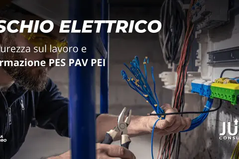 Elettricista con occhiali protettivi prepara cavi per formazione PES PAV PEI. Rischio elettrico e sicurezza sul lavoro.