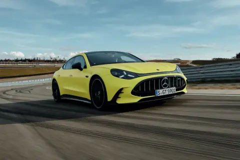 Żółty Mercedes-AMG GT 63 S E Performance na torze wyścigowym, dynamiczna jazda.