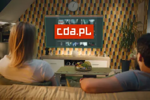 Para ogląda filmy na telewizorze, na którym wyświetla się logo cda.pl. Zastanawiają się, czy cda jest bezpieczne do oglądania.