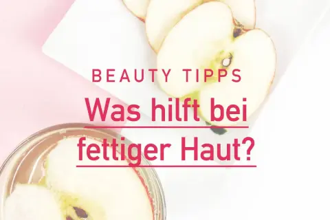 Apfelscheiben in einem Glas und auf einem Teller. Text: "Beauty Tipps: Was hilft bei fettiger Haut?". Hausmittel für fettige Haut.