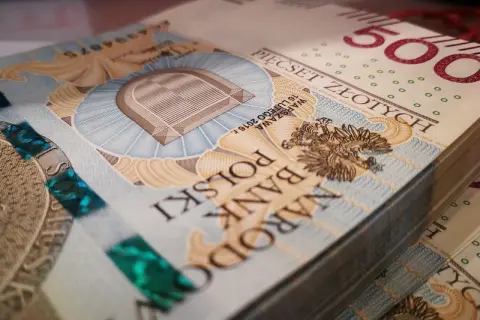 Stos polskich banknotów 500 złotych.