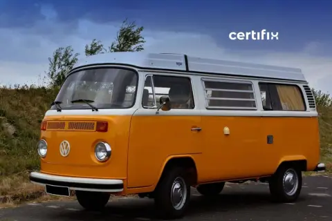 Autocar camperizado Volkswagen T2 naranja y blanco, listo para una aventura.
