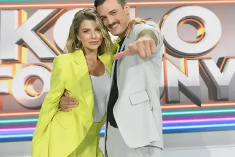 Para z uśmiechem pozuje na tle napisu "Koło Fortuny".