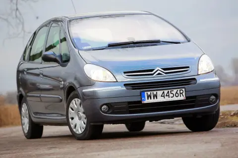 Szary Citroën Xsara Picasso z polskimi tablicami rejestracyjnymi WW 4456R jedzie po drodze.