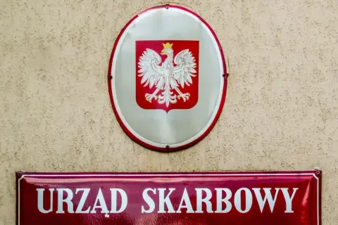 Tablica "Urząd Skarbowy" z godłem Polski. Tu załatwisz sprawy związane z zasadami ogólne podatek.