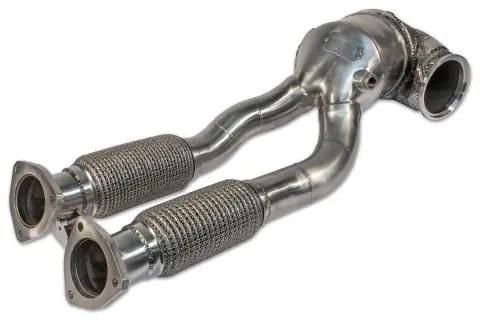 Sistema de escape de acero inoxidable con dos flexibles y un catalizador. El downpipe es una pieza clave para el rendimiento.