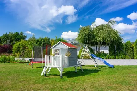 Jak zaplanować plac zabaw w ogrodzie, by zapewnić bezpieczeństwo i radość dzieci