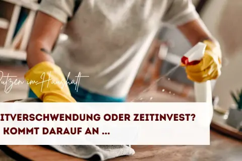 Person mit gelben Handschuhen sprüht Reinigungsmittel auf eine Oberfläche. Richtig putzen ist Zeitinvestition, keine Zeitverschwendung.