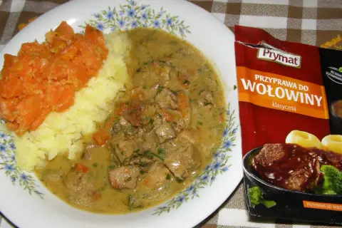 Pyszny gulasz wołowy z ziemniakami i marchewką, obok przyprawa Prymat. Czy kark wołowy nadaje się na gulasz? Tak!