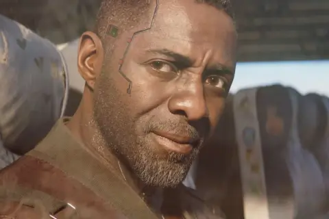 Idris Elba w futurystycznym stylu cyberpunk, z cybernetycznymi implantami na twarzy, siedzi w pojazdem.