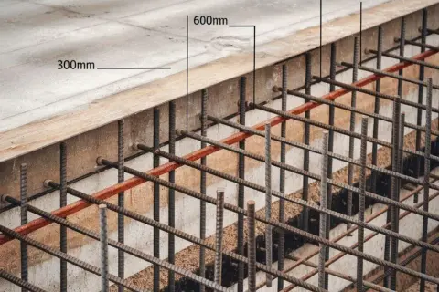 Co ile strzemiona na fundament? Kluczowe zasady i błędy do uniknięcia