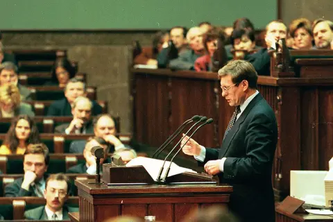 Leszek Balcerowicz przemawia w Sejmie, prezentując swój plan reform. Słuchają go posłowie.