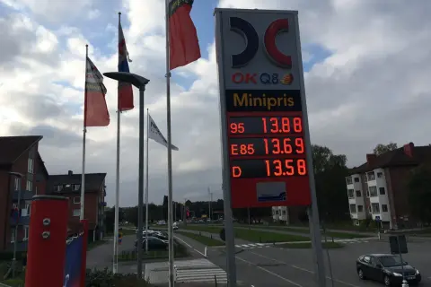 OKQ8-skylt visar priser för bensin 95 oktan, E85 och diesel. E85 bensin kostar 13.69 kr/liter.
