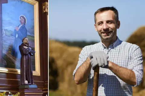 Figurka świętego w brązowym habicie obok obrazu i uśmiechnięty rolnik z łopatą na tle stogów siana.