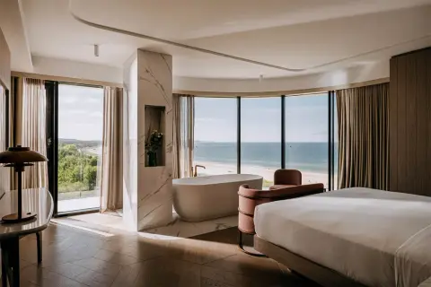 Luksusowy hotel z widokiem na morze w Polsce. Wanna wolnostojąca i łóżko z widokiem na plażę i ocean.