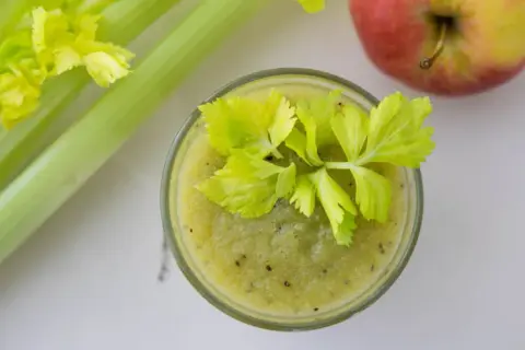 Koktajl z selera naciowego i banana - zdrowy przepis na energię