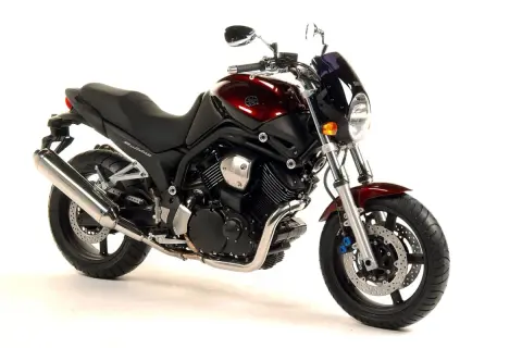 Yamaha Bulldog 1100 ficha técnica: moto naked color burdeos, con motor bicilíndrico en V, asiento negro y escape cromado.