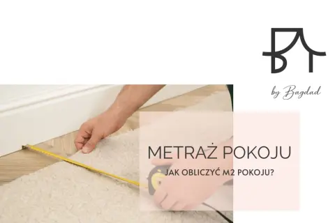 Dłoń z miarką mierzy dywan przy listwie przypodłogowej. Tekst: "Metraż pokoju. Jak obliczyć m2 pokoju?".