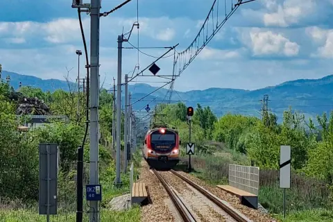 Pociąg zbliża się do stacji, a krajobraz zapowiada podróż, jak dojechać pociągiem do Krynicy-Zdroju.
